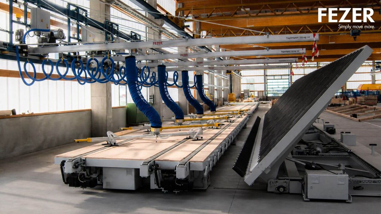 Wandlaufkran von FEZER mit mehreren Vakuum-Schlauchhebern zum Transport von Plattenmaterial in der Produktion