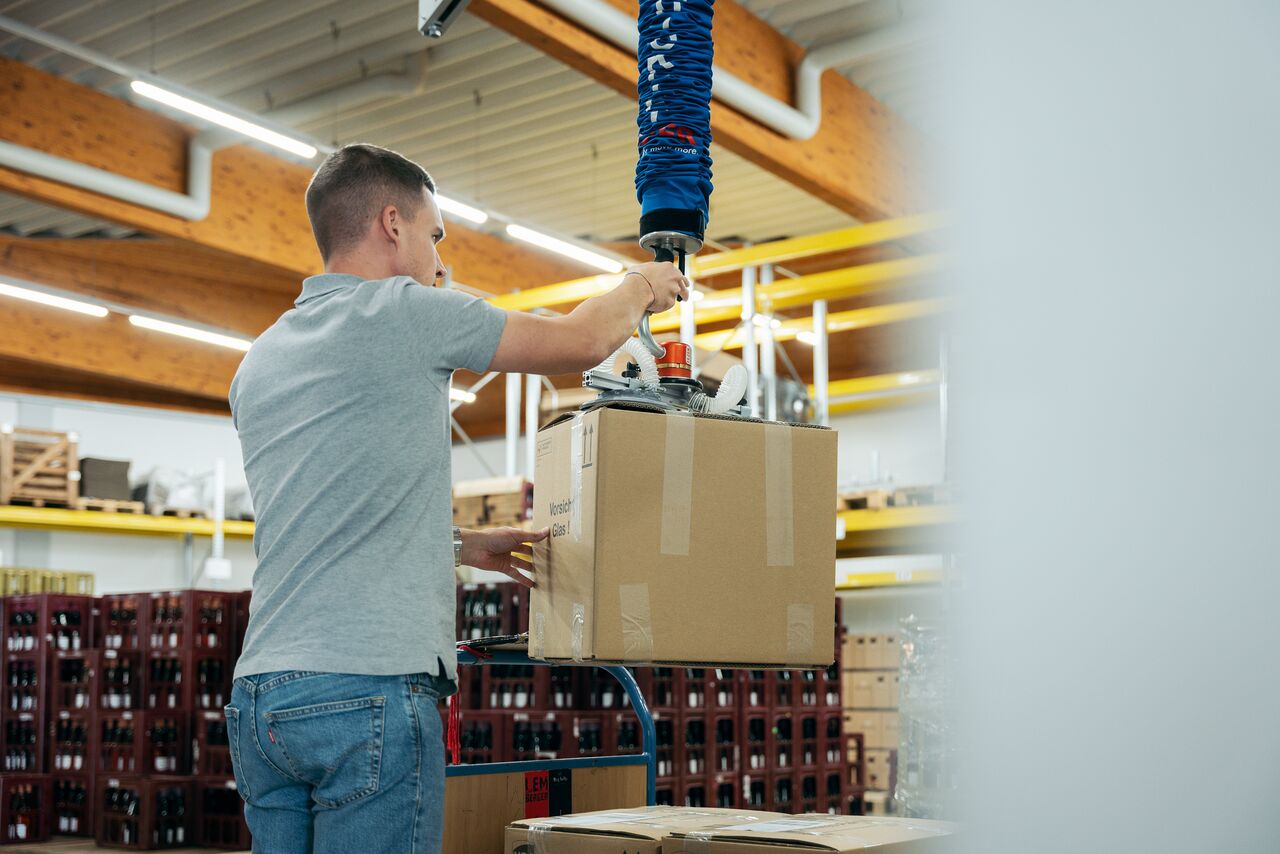 Ergonomisches Stapeln von Kartons mit dem Vakuum-Schlauchheber